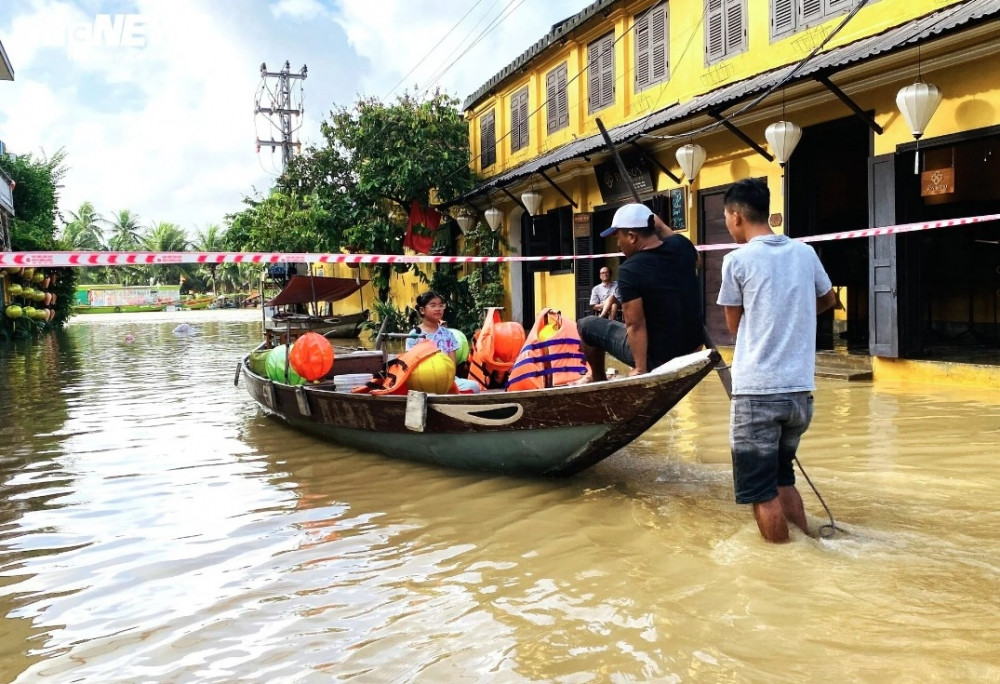 heavy downpour turns unesco-recognised hoi an streets into rivers picture 8