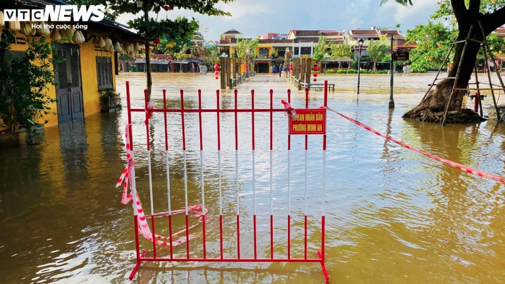 heavy downpour turns unesco-recognised hoi an streets into rivers picture 9