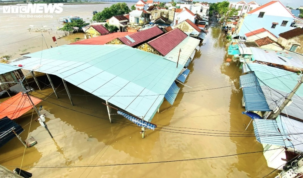 heavy downpour turns unesco-recognised hoi an streets into rivers picture 10