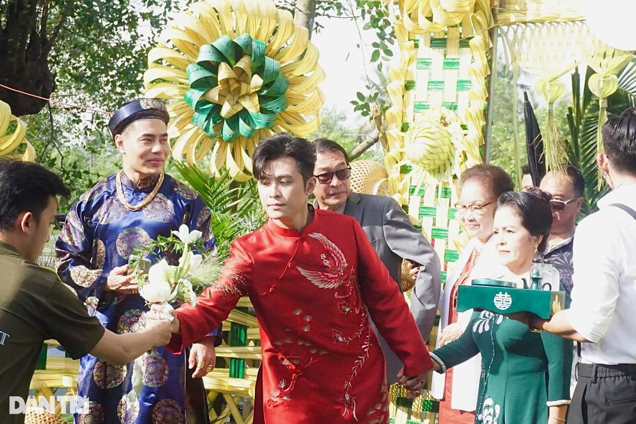 Lễ cưới Puka, Gin Tuấn Kiệt: Đón dâu bằng sà lan, cô dâu nhận 20 cây vàng - 2