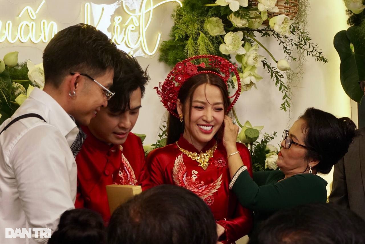 Lễ cưới Puka, Gin Tuấn Kiệt: Đón dâu bằng sà lan, cô dâu nhận 20 cây vàng - 6