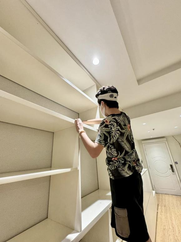 MC Đan Lê khoe không gian nhà mới sau khi sửa sang, cảnh 2 nhóc tỳ tất bật lau dọn nhận mưa lời khen - Ảnh 2.