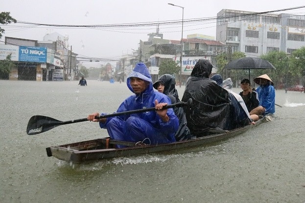 Miền Trung đối mặt tổ hợp thiên tai, mưa lũ lớn còn diễn biến khó lường