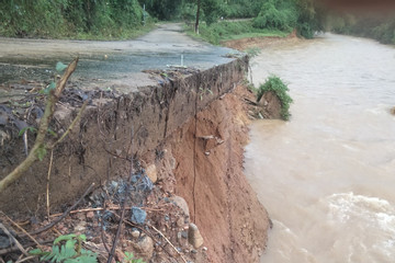 Mưa lớn gây sạt lở đất, nhiều tuyến đường bị chia cắt ở Quảng Nam, Quảng Ngãi