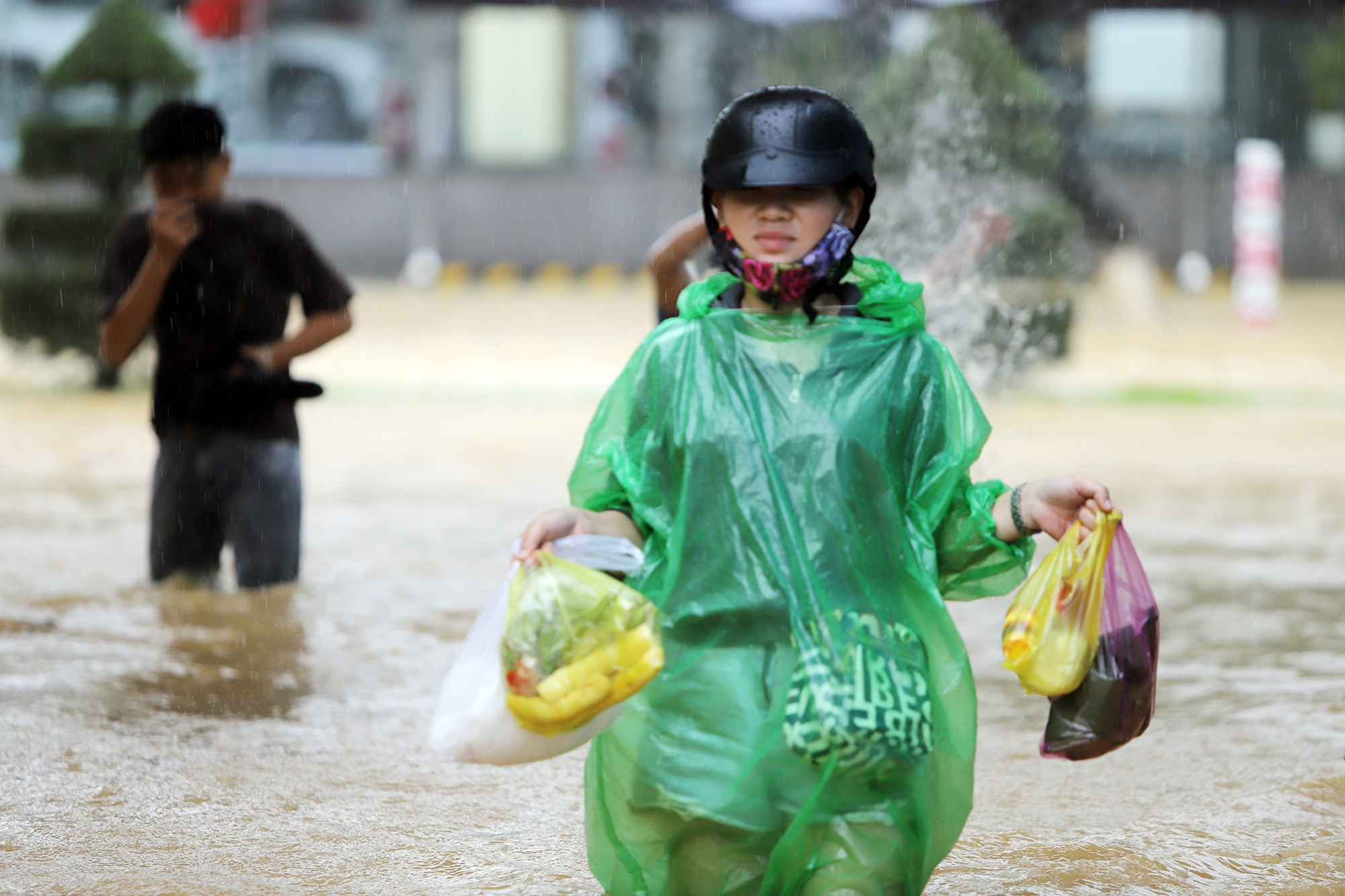 Mưa lớn kèm xả lũ, ngoại thành Nha Trang ngập tứ phía