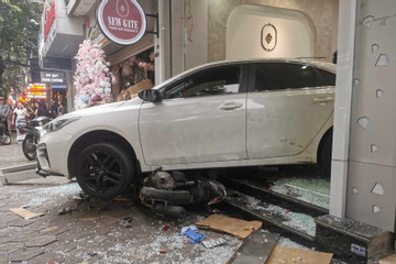 Vụ nữ tài xế lùi ô tô vào cửa hàng vàng: Người bảo vệ đã tử vong