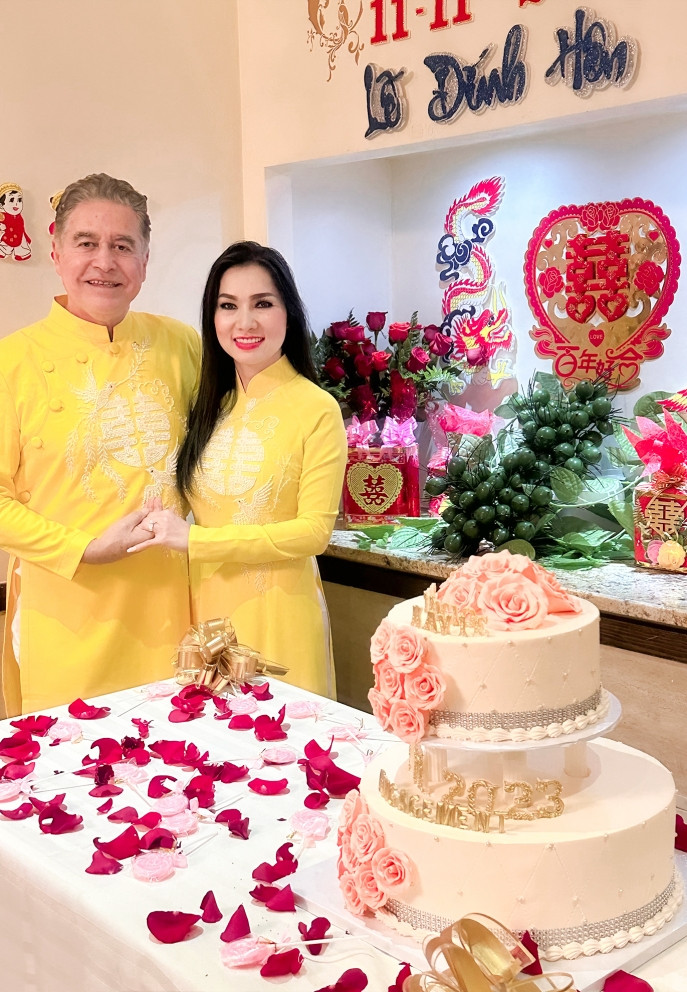 Ca sĩ Kavie Trần làm lễ đính hôn với chồng Tây là CEO tập đoàn viễn thông
