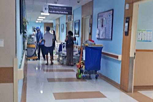 Một mình chăm bố ốm, chàng trai Lâm Đồng bật khóc giữa bệnh viện
