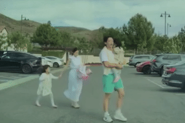 Fan phát sốt trước hình ảnh Bi Rain và Kim Tae Hee đón 2 con gái đi học về