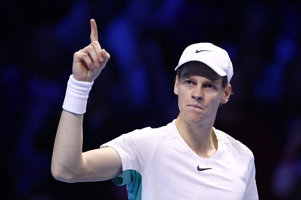 Jannik Sinner 'dắt tay' Djokovic vào bán kết ATP Finals 2023