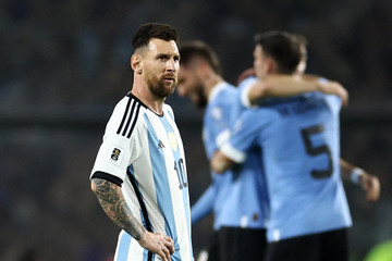 Messi bất lực nhìn Argentina thua sốc Uruguay
