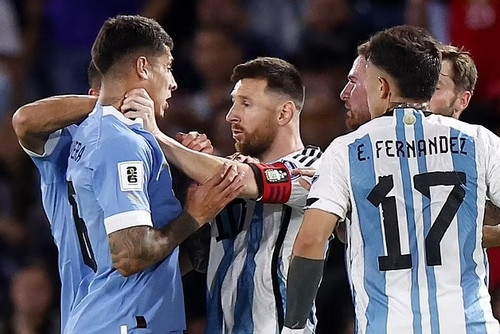 Messi thúc cùi chỏ, túm cổ đối thủ vẫn không bị thẻ đỏ