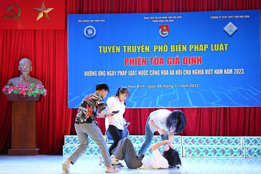 Phiên toà giả định tuyên truyền pháp luật cho học sinh dân tộc Hoà Bình