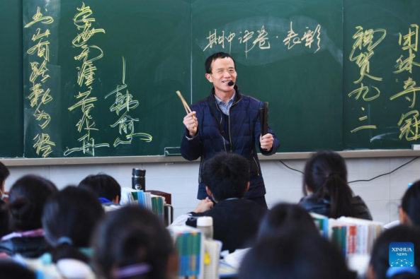 Thầy giáo khiếm thị 30 năm ‘soi sáng’ cả ngôi làng nhỏ