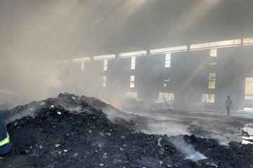 Cháy lớn tại nhà máy xử lý rác thải tái chế ở Nghệ An
