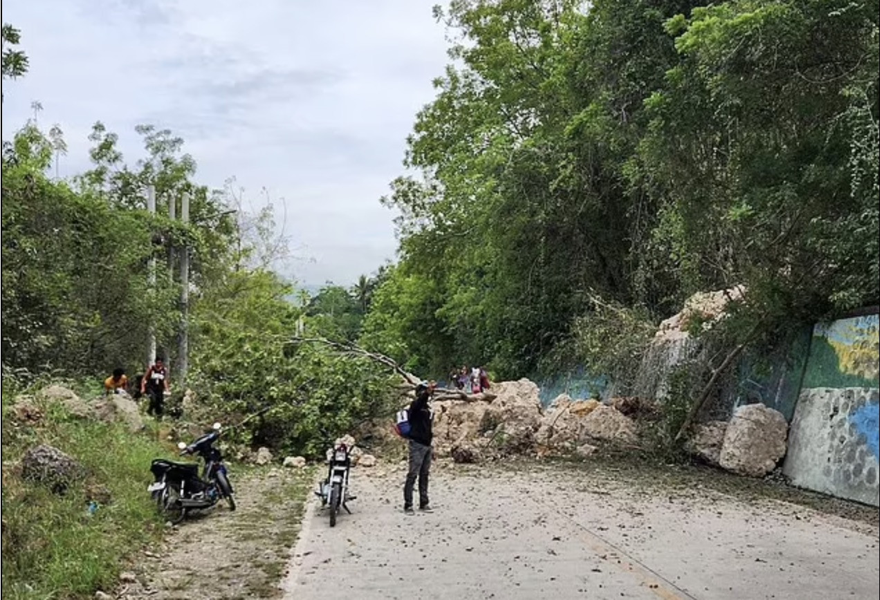Động đất mạnh ở Philippines, trần trung tâm mua sắm đổ sập