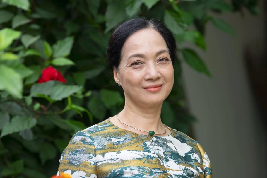 NSND Lê Khanh: Chưa một lần mặc áo cưới, biết ơn vì chồng không ghen
