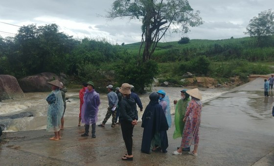 Many Central localities report deaths and missing, injured persons after floods. ảnh 1
