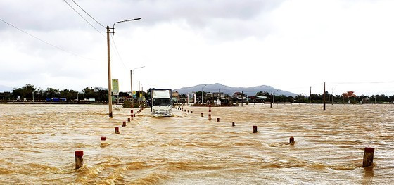 Heavy flooding is recorded in Tuy Phuoc District, Binh Dinh Province after torrential rains. (Photo: Ngoc Oai) ảnh 2