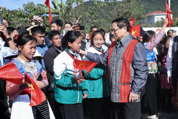 Thủ tướng chung vui Ngày hội đại đoàn kết cùng đồng bào dân tộc tỉnh Lai Châu