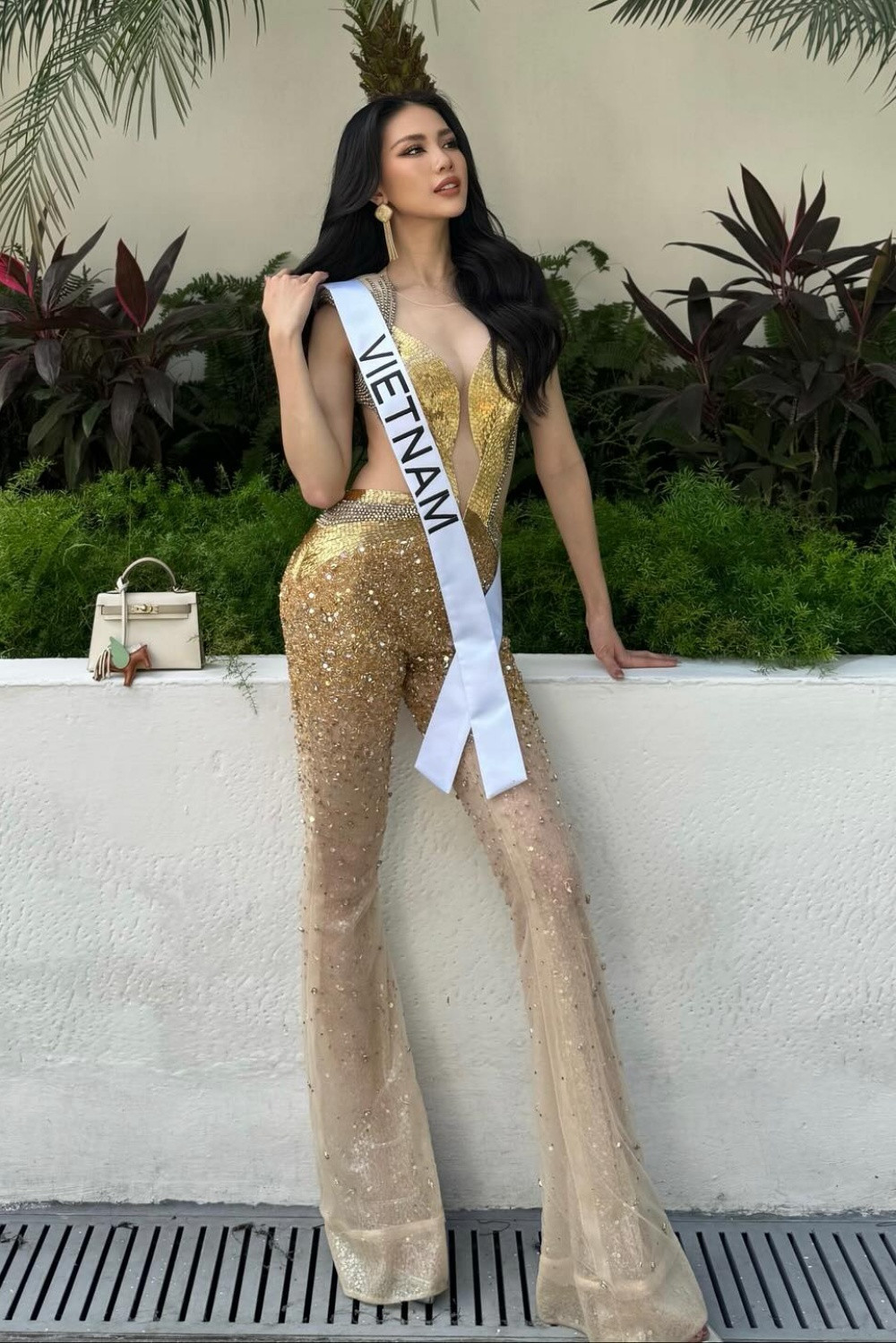 Muôn kiểu quyến rũ của Bùi Quỳnh Hoa tại Miss Universe 2023