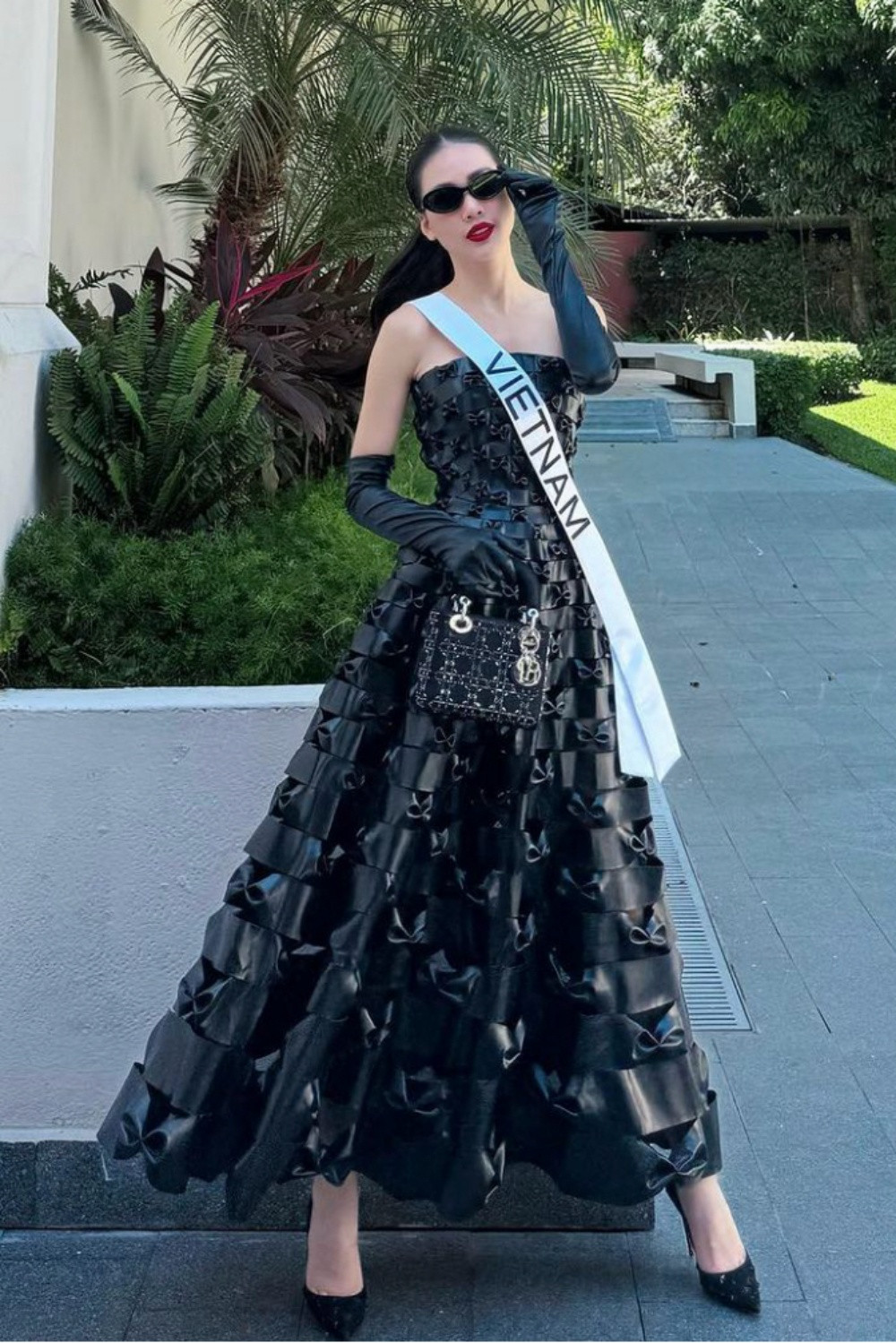 Muôn kiểu quyến rũ của Bùi Quỳnh Hoa tại Miss Universe 2023