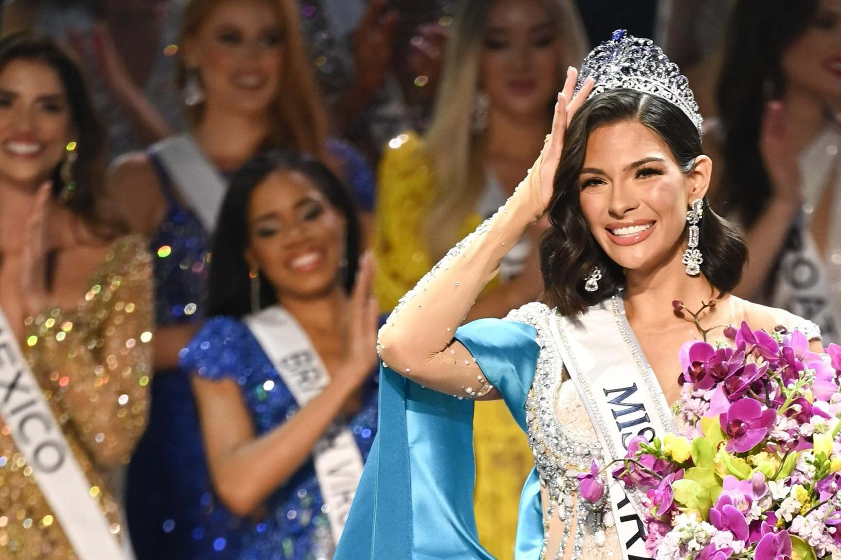 Muôn kiểu quyến rũ của Bùi Quỳnh Hoa tại Miss Universe 2023