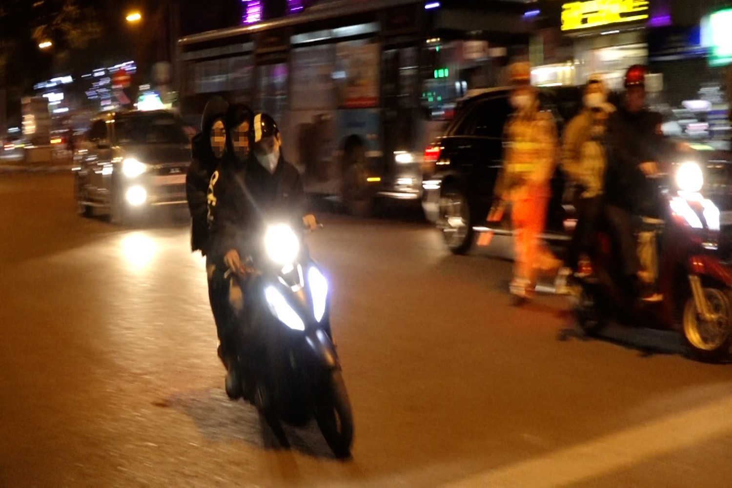 pham nhan00 28 27 08still047.jpg