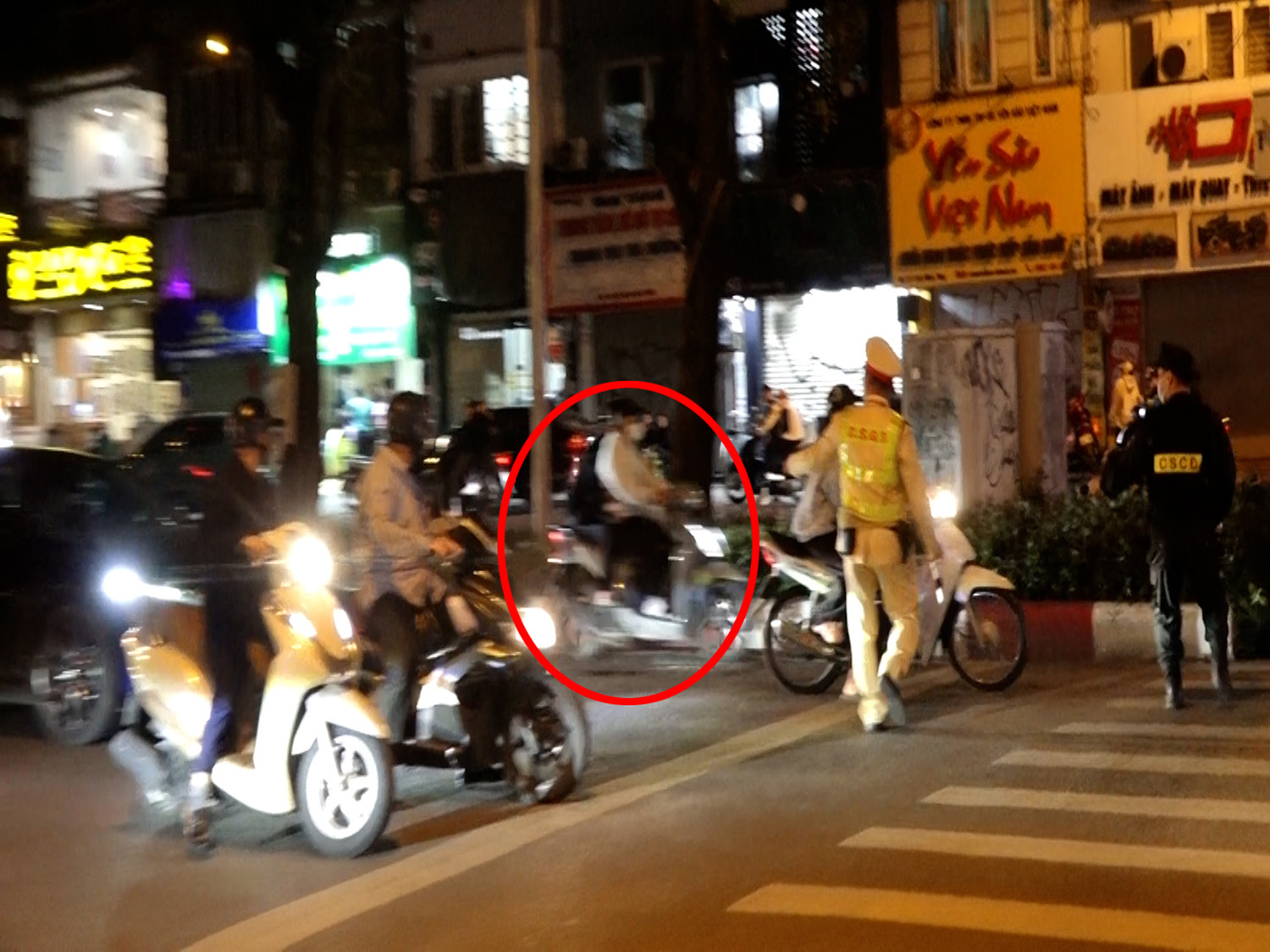 pham nhan00 28 46 06still048.jpg