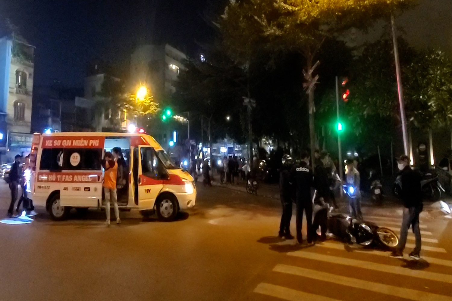 pham nhan00 30 21 15still050.jpg