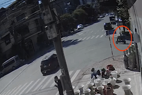 ''Phóng như bay'' qua ngã tư, hai người đi xe đạp điện bị ô tô húc văng