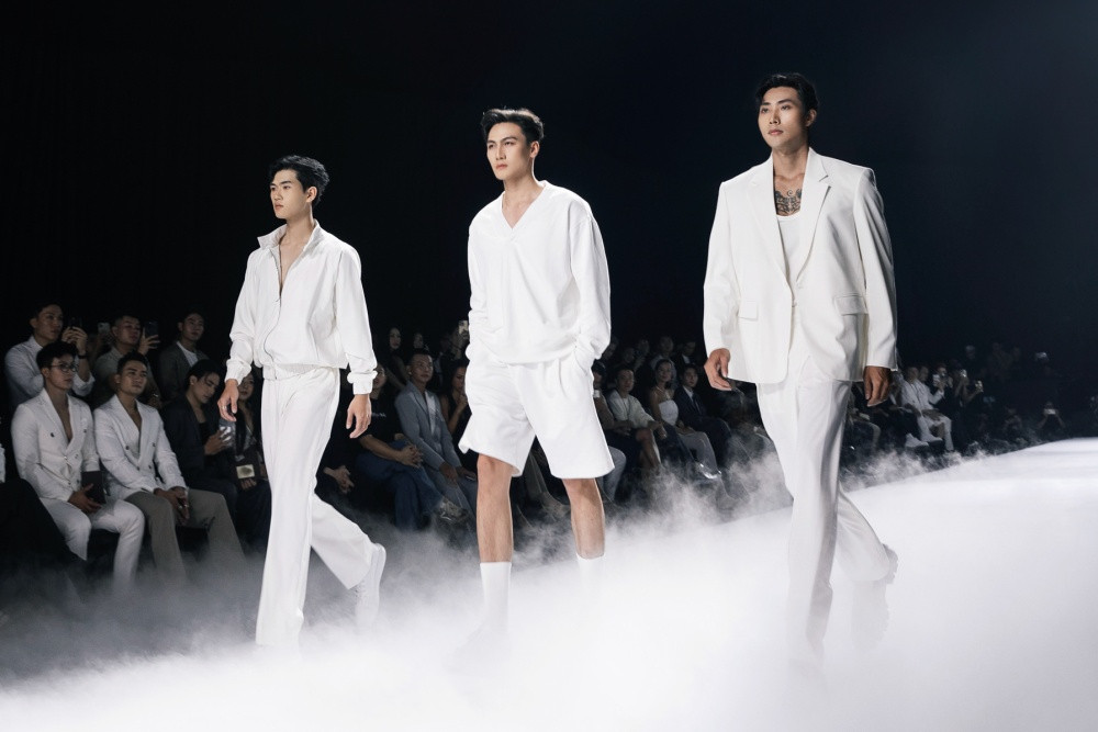 sieu mau huu long nguoi mau mac trung kien nguoi mau quoc anh.jpeg