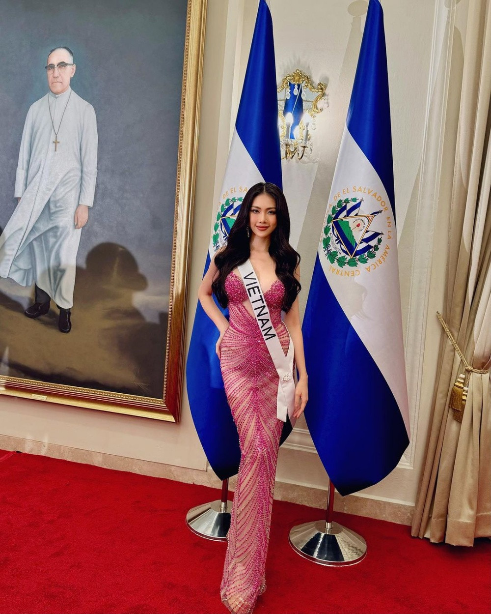 Muôn kiểu quyến rũ của Bùi Quỳnh Hoa tại Miss Universe 2023