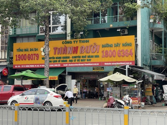 The functional department previously imposed a fine of VND91 million (US$3,760) upon Thanh Buoi Copmany and revoked the transport business license for three months. (Photo: SGGP) ảnh 1