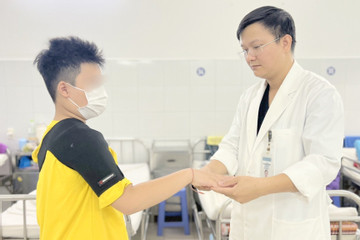 Bác sĩ Đà Nẵng - TP.HCM hội chẩn trong đêm cứu bé trai 10 tuổi bị đột quỵ
