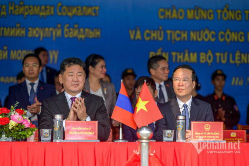 Chủ tịch nước và Tổng thống Mông Cổ xem trình diễn kỵ binh, võ thuật