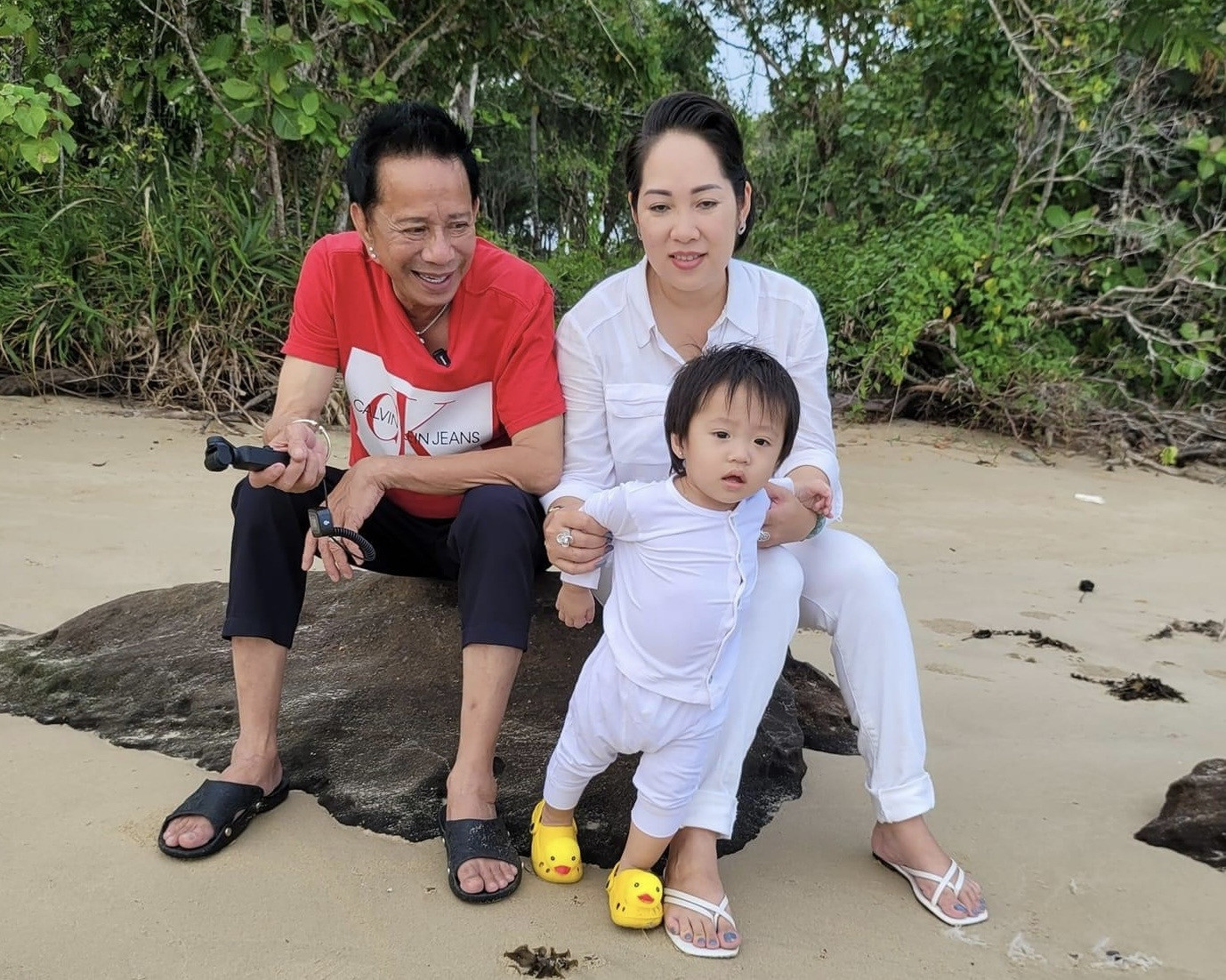 Danh hài Bảo Chung: U70 bên vợ kém 29 tuổi, bán cơm tấm nuôi con nhỏ  - 5