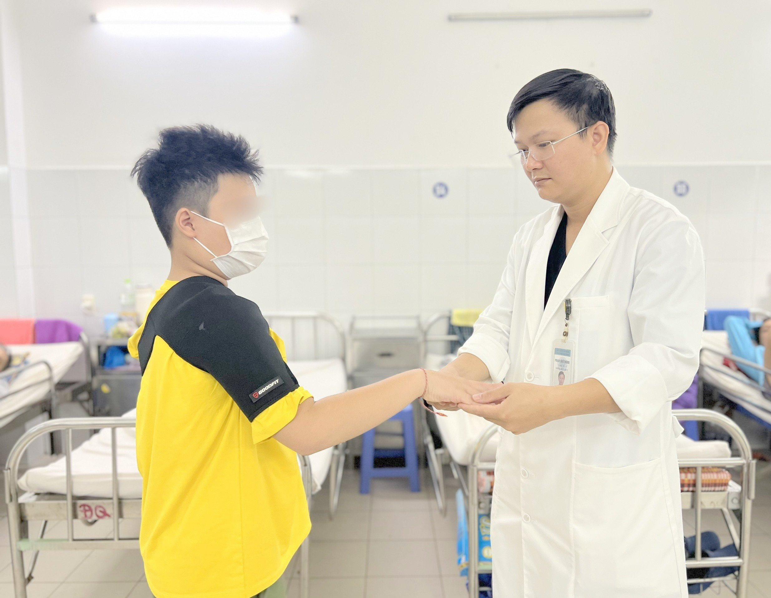 Bác sĩ Đà Nẵng - TP.HCM hội chẩn trong đêm cứu bé trai 10 tuổi bị đột quỵ