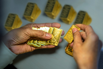 Giá vàng tiến sát 71 triệu đồng, tiệm vàng vắng hoe giữa cao điểm mùa cưới