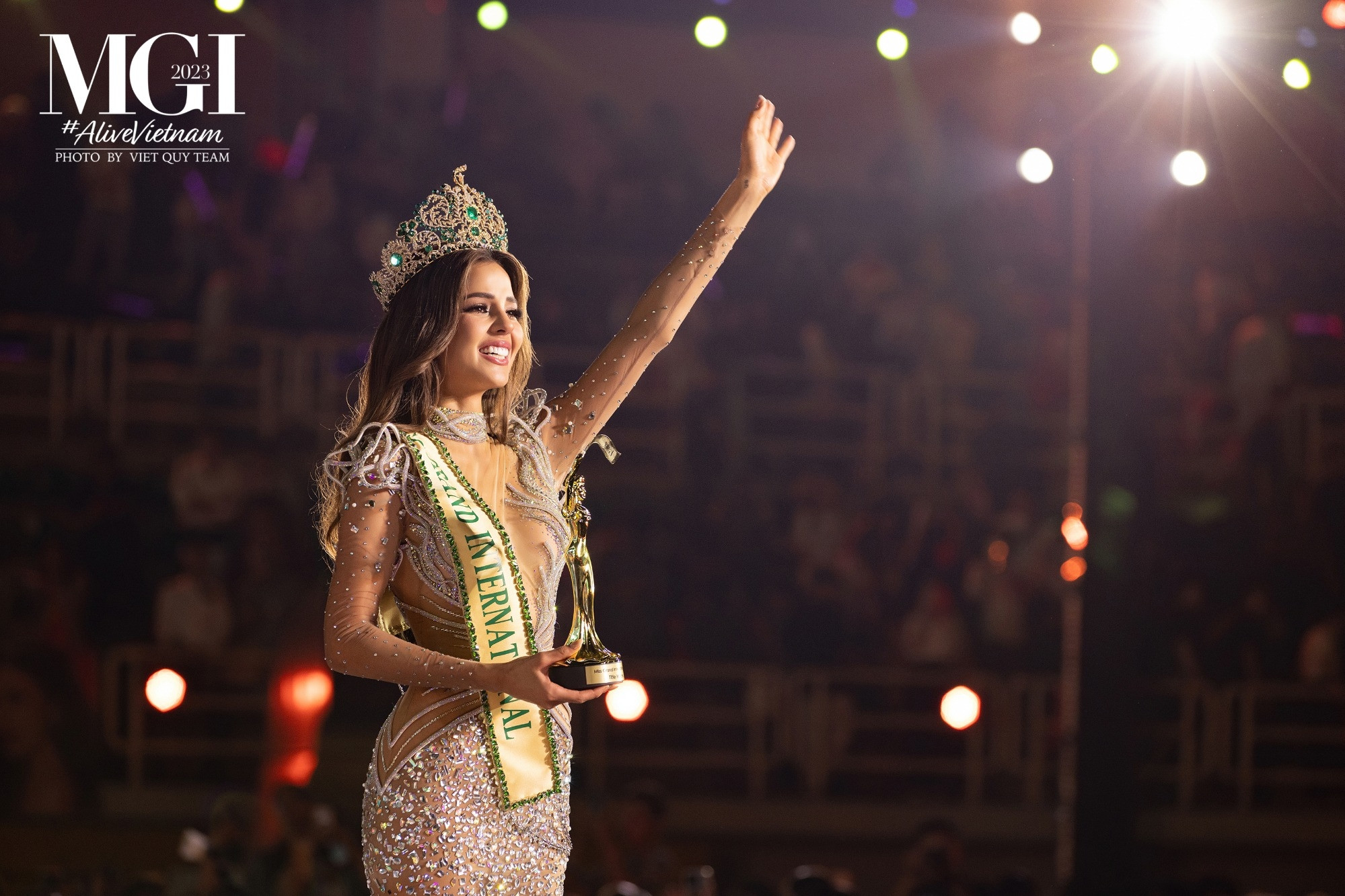 Hoa hậu Ý Nhi khóc xin lỗi khán giả sau loạt phát ngôn bị chỉ trích