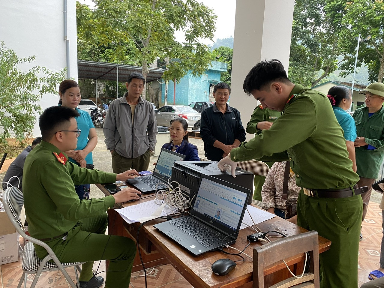 Người dân xã Côn Minh được hỗ trợ làm tài khoản định danh điện tử. ảnh 3