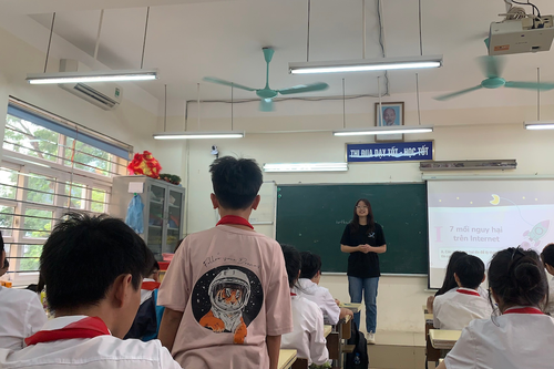 Học sinh trường THCS Nguyễn Công Trứ thảo luận “An toàn trên không gian mạng”