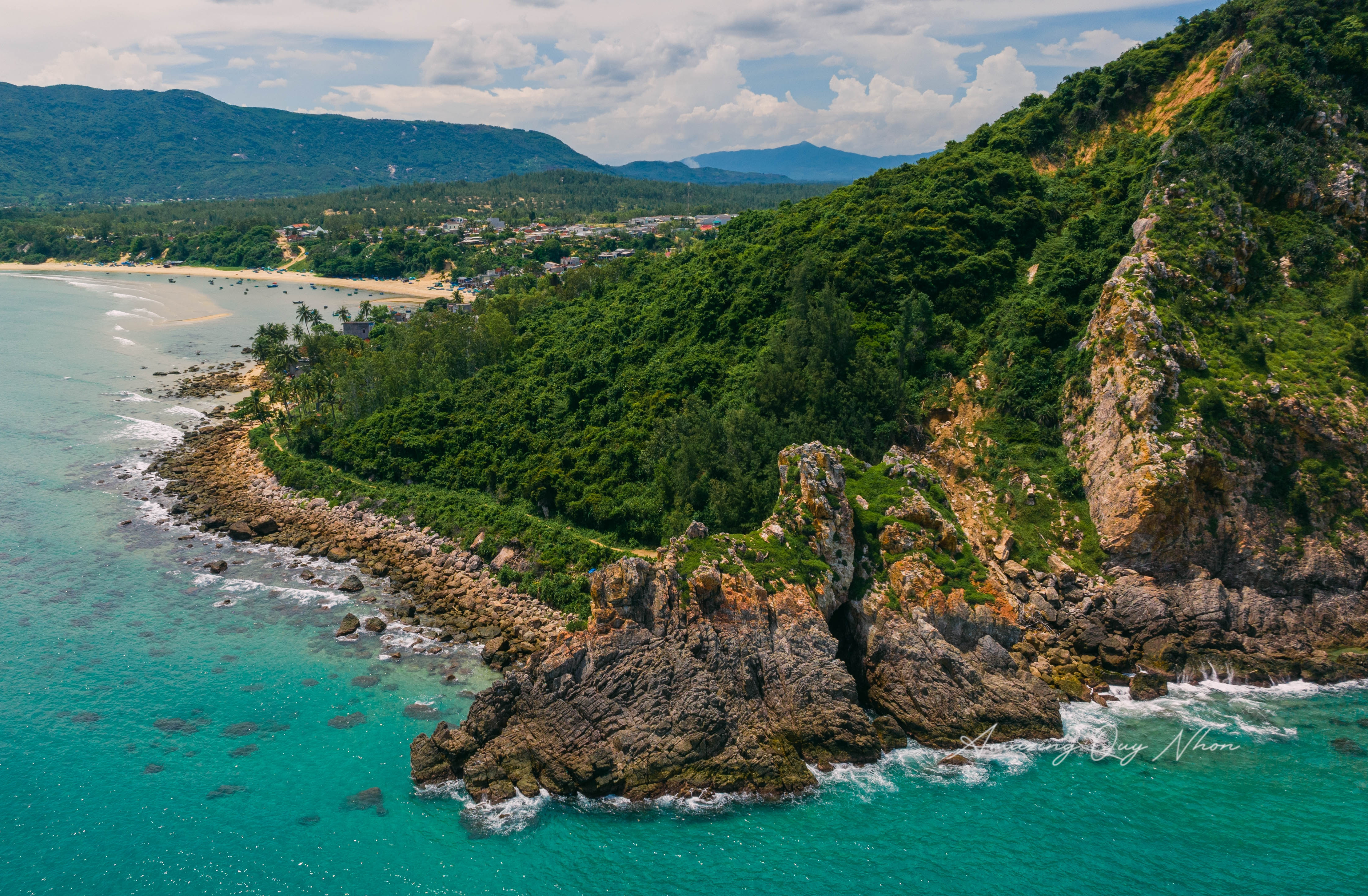 Mỏm núi tựa hình rồng vươn ra biển lớn hút khách check-in ở Bình Định