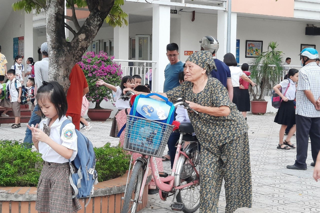 Nỗi niềm nhiều người cao tuổi qua bài thơ “Bà đi trông cháu”