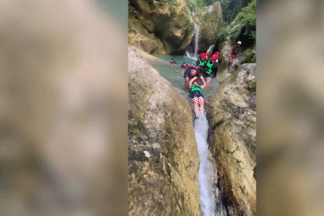 Nữ du khách 'quá khổ' mắc kẹt khi trượt xuống thác nước tự nhiên