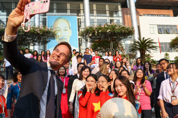Nữ sinh trường Ams selfie, tặng nón Thủ tướng Hà Lan