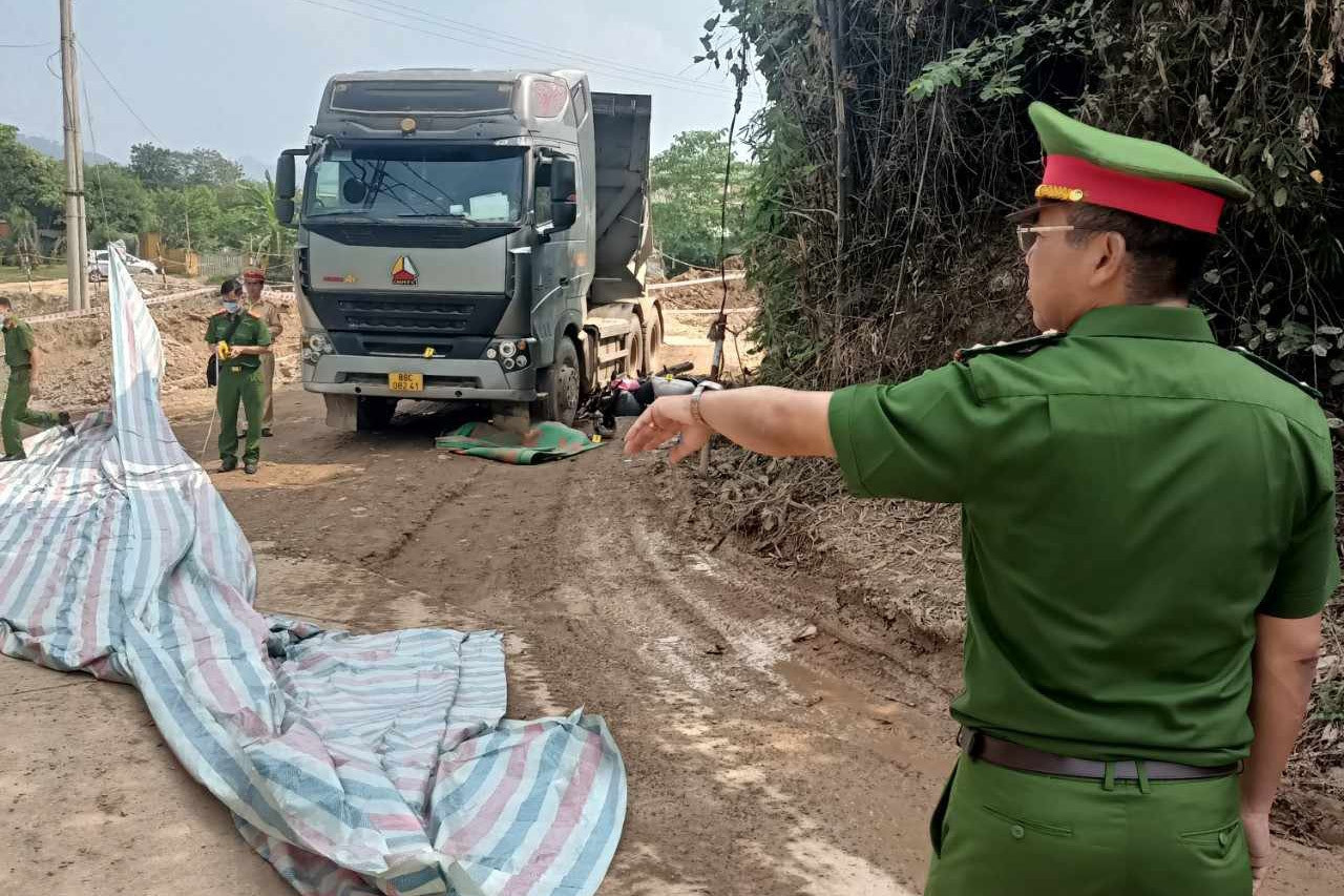 Ô tô tải chở đất cán chết người phụ nữ trên đường liên thôn ở Vĩnh Phúc