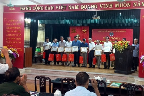 Tôn vinh các lão nông làm kinh tế giỏi