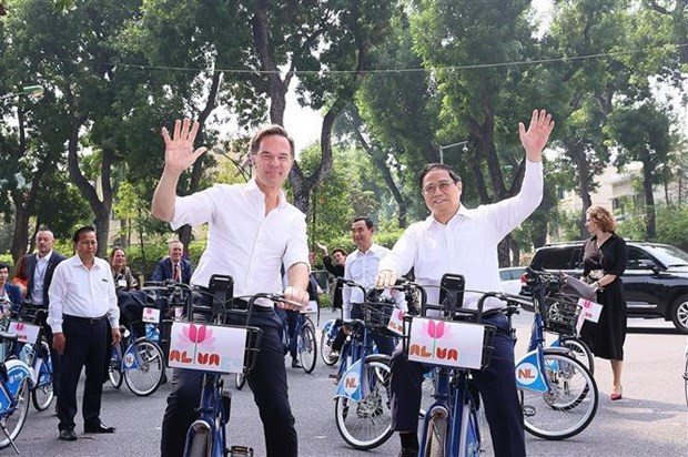 Vietnamese, Dutch PMs bike to explore Hanoi’s beauty hinh anh 1