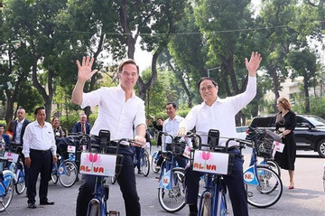 Vietnamese, Dutch PMs bike to explore Hanoi’s beauty